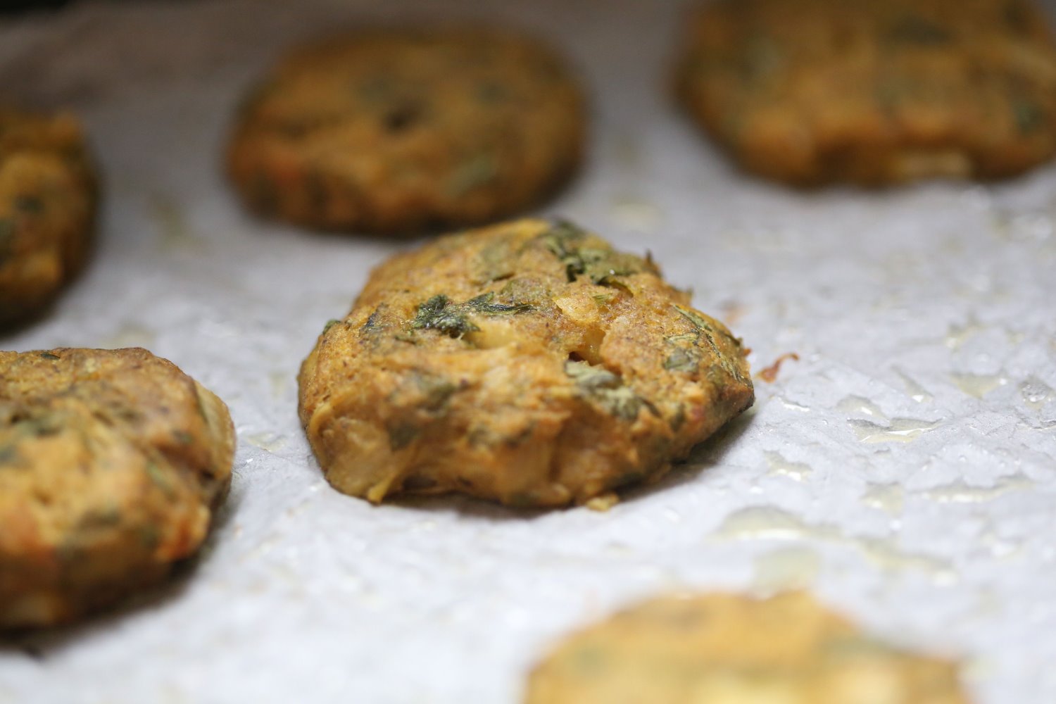 קציצות כרישה וירוקים. צילום: תום בעבור