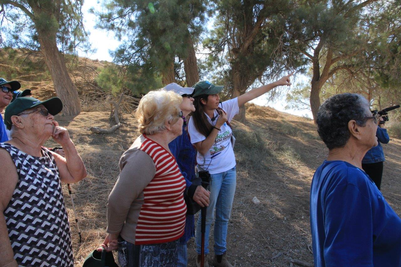 סיור ניצולי שואה בנחל גרר צילום יעקב שקולניק