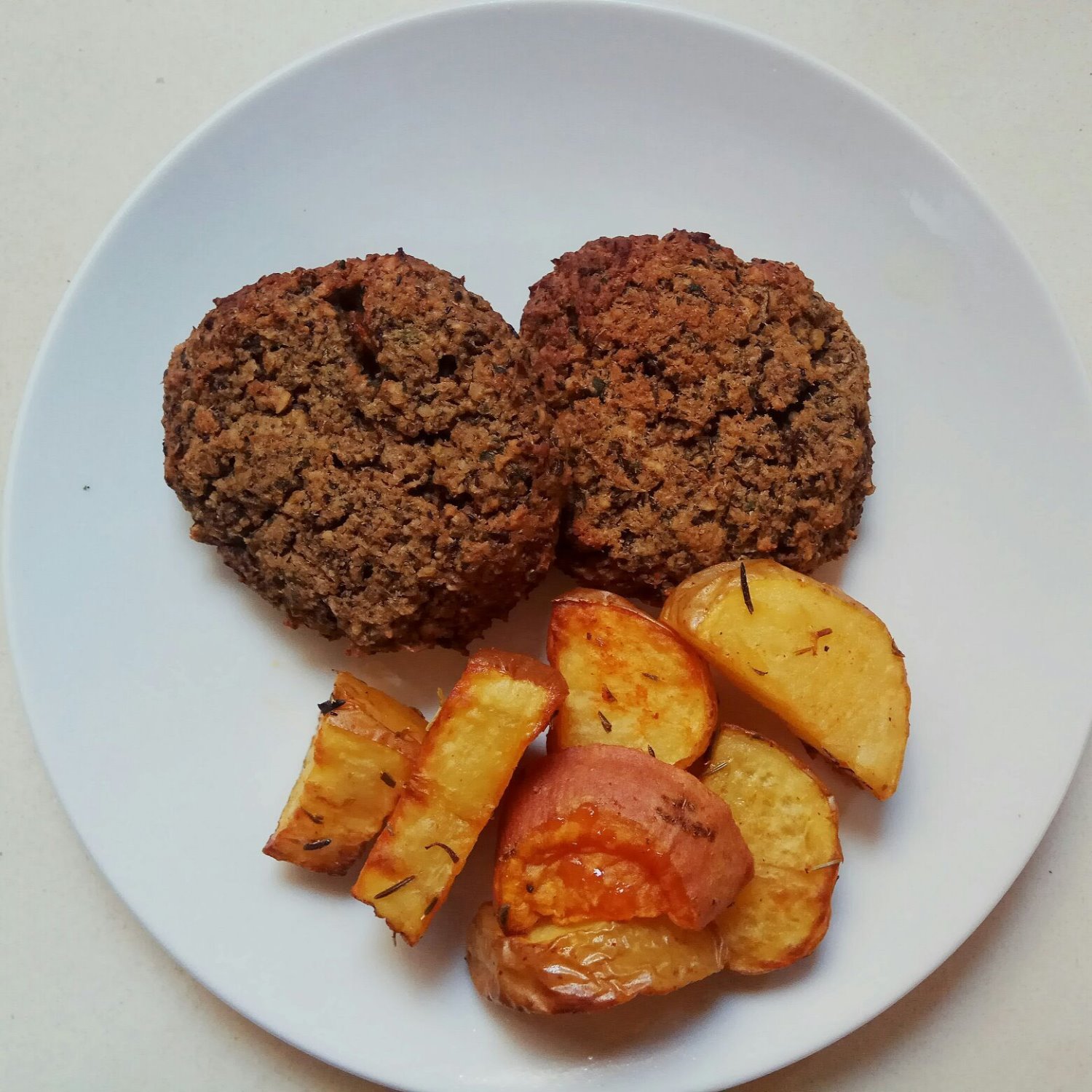 המבורגר טבעוני מעדשים. צילום: תום בעבור