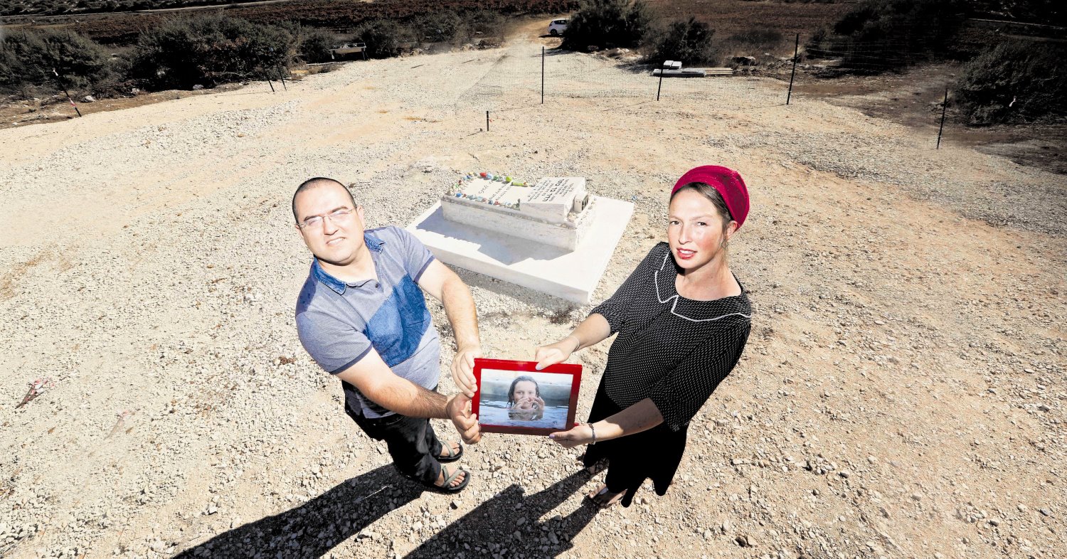 נטע ודוד בר כתר ליד קברה של הדר ז"ל. צילום: גדי קבלו