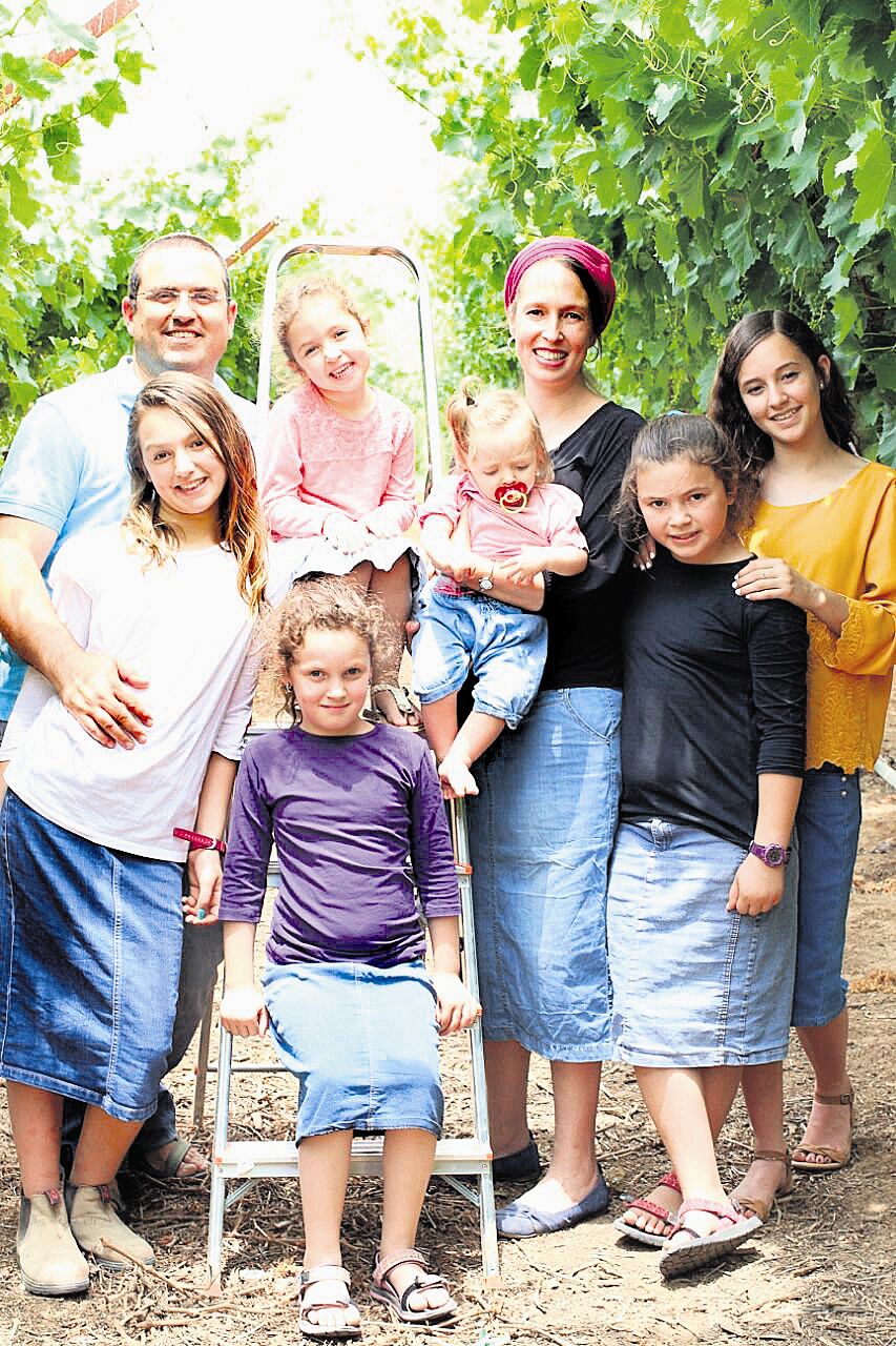 משפחת בר כתר לפני האסון (הדר ז"ל בחולצה הסגולה)