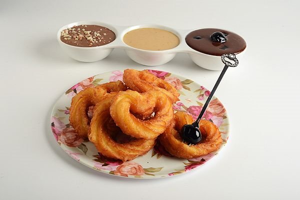 צ'ורוס ומטבלים של אחווה. צילום: יולה זובריצקי