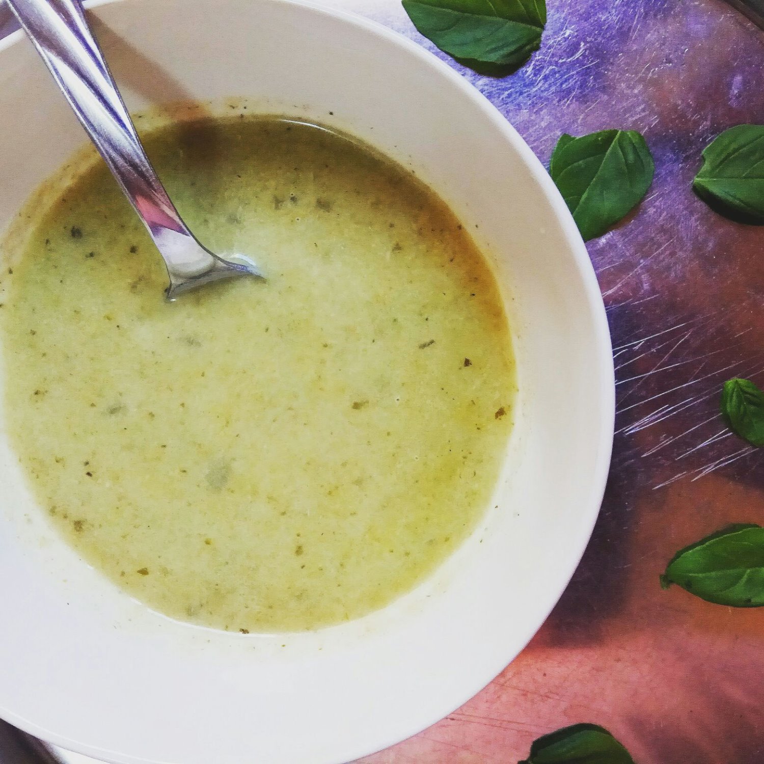 מרק ברוקולי ובזיליקום. צילום: תום בעבור