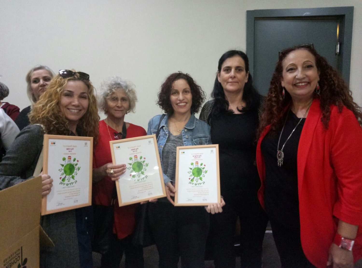 בצילום-מימין- ליליאן אברהם, עופרה כהן (סייעת), אורית הלל, אביבה פולד ולימור בוכבוט מגן "רותם"