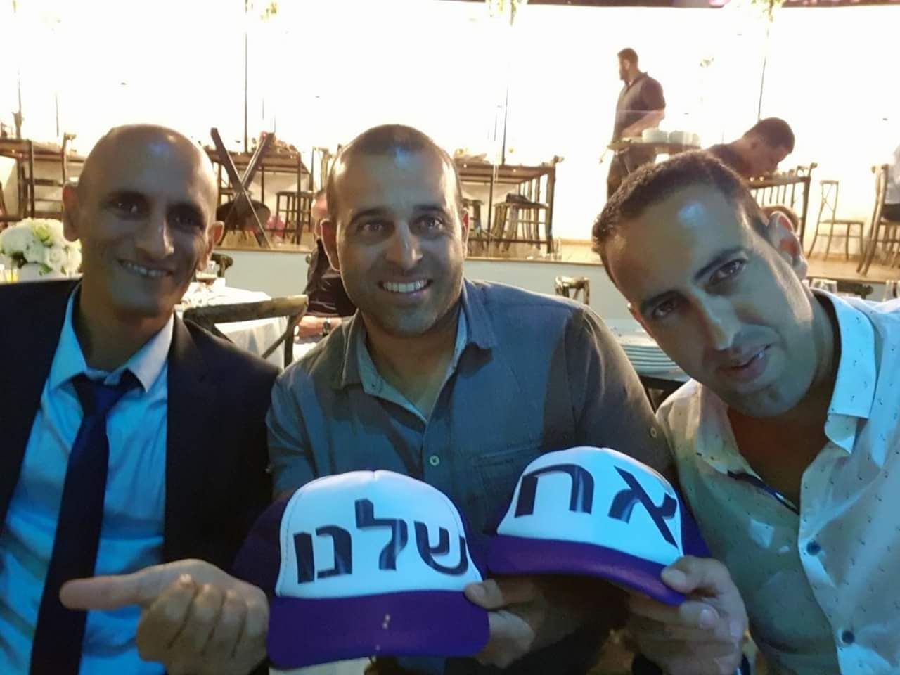 חבריו לתחנה בשדרות