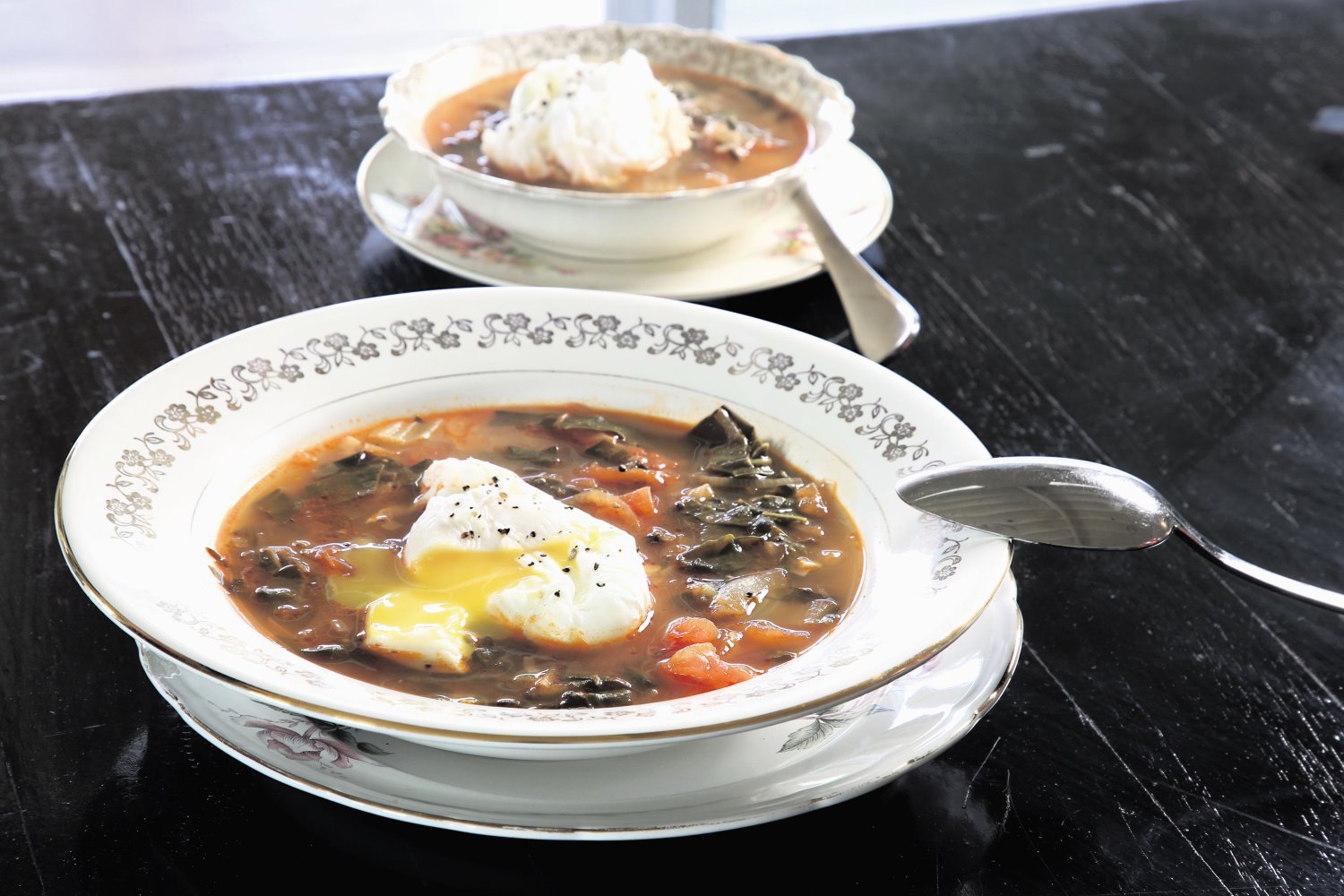 מרק מנגולד כורדי עם ביצה עלומה. צילום: ריאן