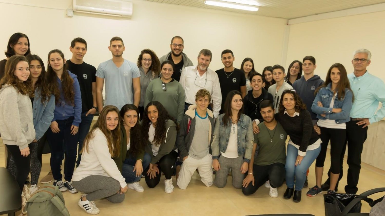 דרור שור עם מועצת התלמידים והמנהל רוני ארז