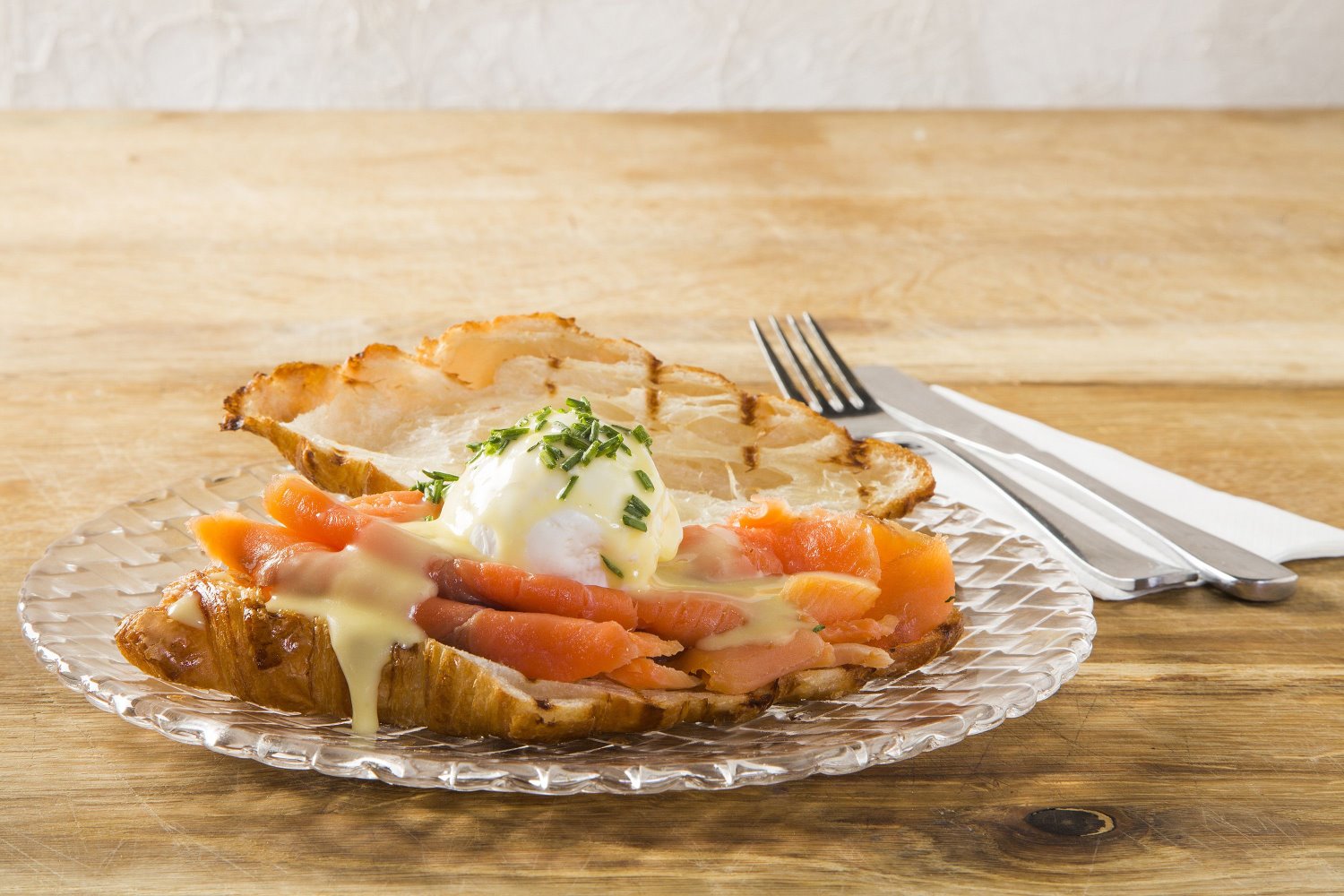 קרואסון כריך אגז בנדיקט עם סלמון מעושן. צילום: אסף אמברם