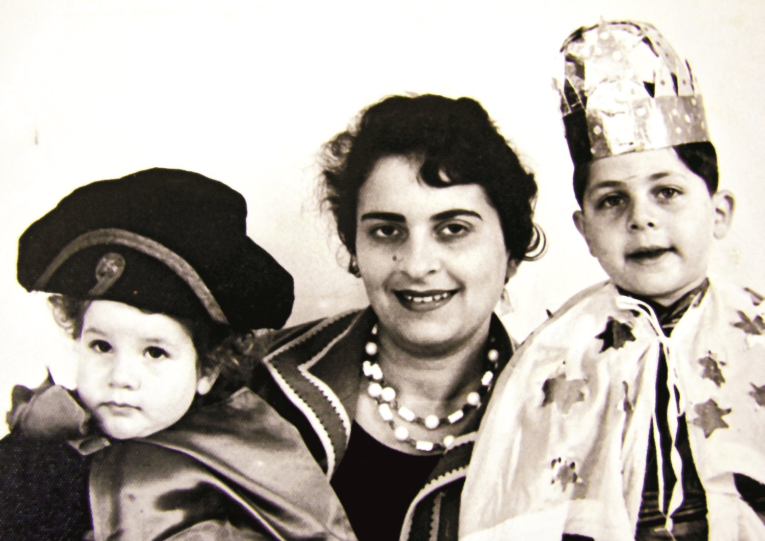 מריבה והתפייסות. עם אמו ואחותו בילדותם | צילום מהאלבום המשפחתי