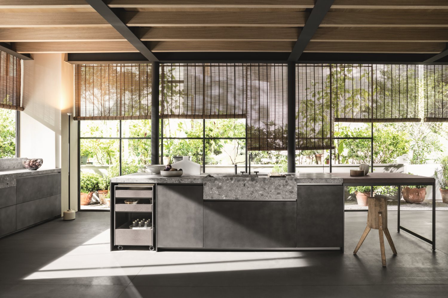 אסתטיקה עיצובית במיטבה, המשלבת בין משטח טראצו לחומרים של העידן החדש. מטבחי דאדא, טולמנ'ס