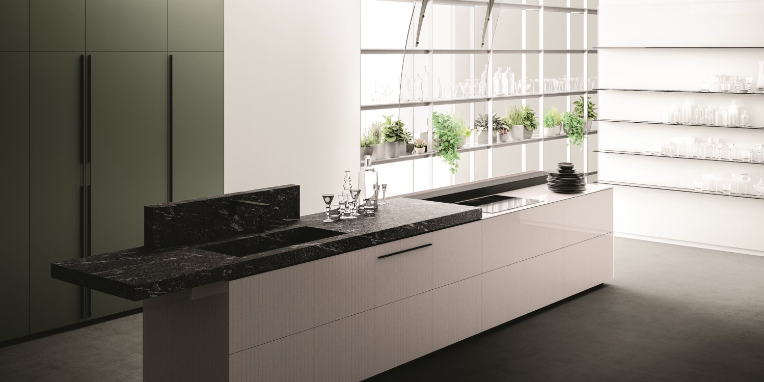 שימוש בחזיתות זכוכית צבעוניות ומודפסות, לנראות אוורירית. מטבחי VALCUCINE