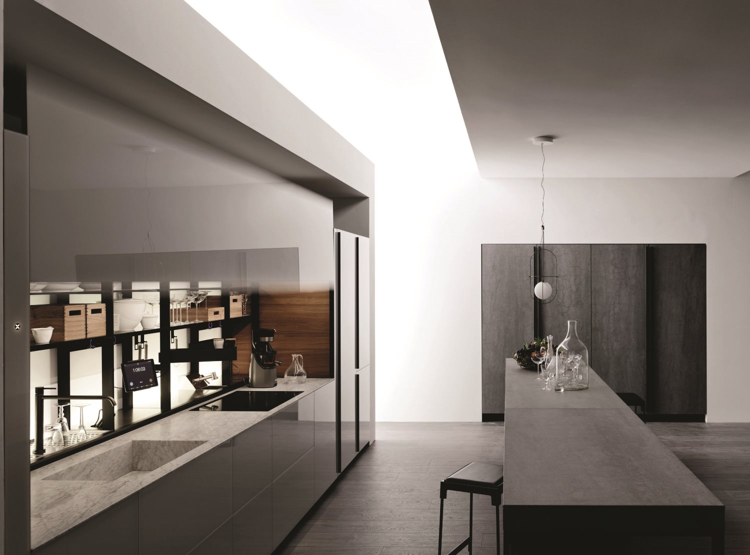 שילוב מוקפד בין חומרים טבעיים, צבעוניות דרמטית ויוקרתית ומרקמים, ליצירת מראה נקי, הנאמן לתפיסות עיצוב קלאסיות ועכשוויות. מטבחי VALCUCINE