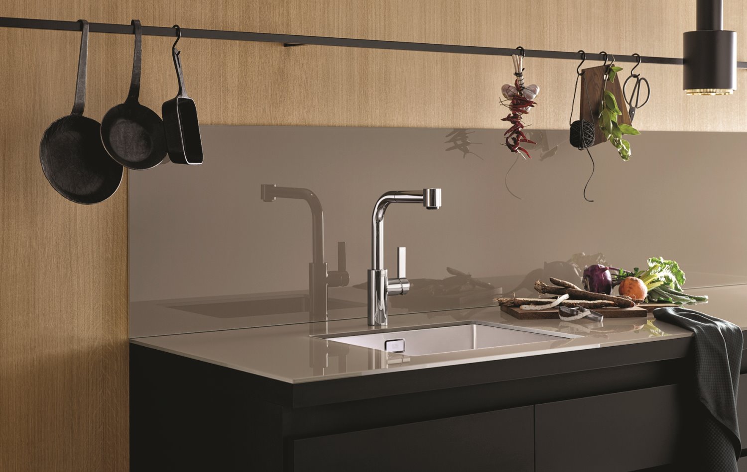 משטח הכיור ממשיך על הקיר. קולקציית הכיורים החדשה של Dornbracht שהוצגה במילאנו. להשיג ב-HeziBank