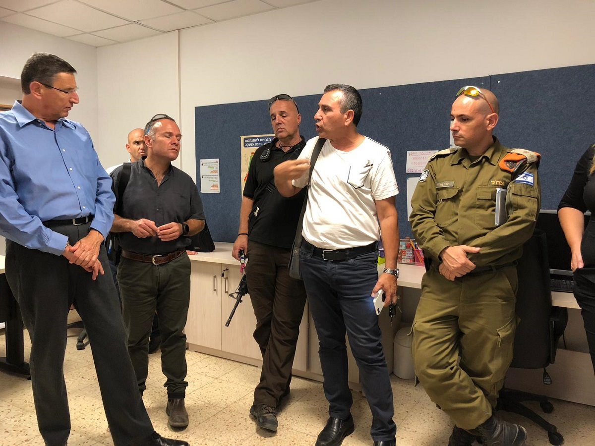 מנכ"ל משרד הביטחון מצד שמאל בביקור בחמ"ל החדש בנתיב העשרה
