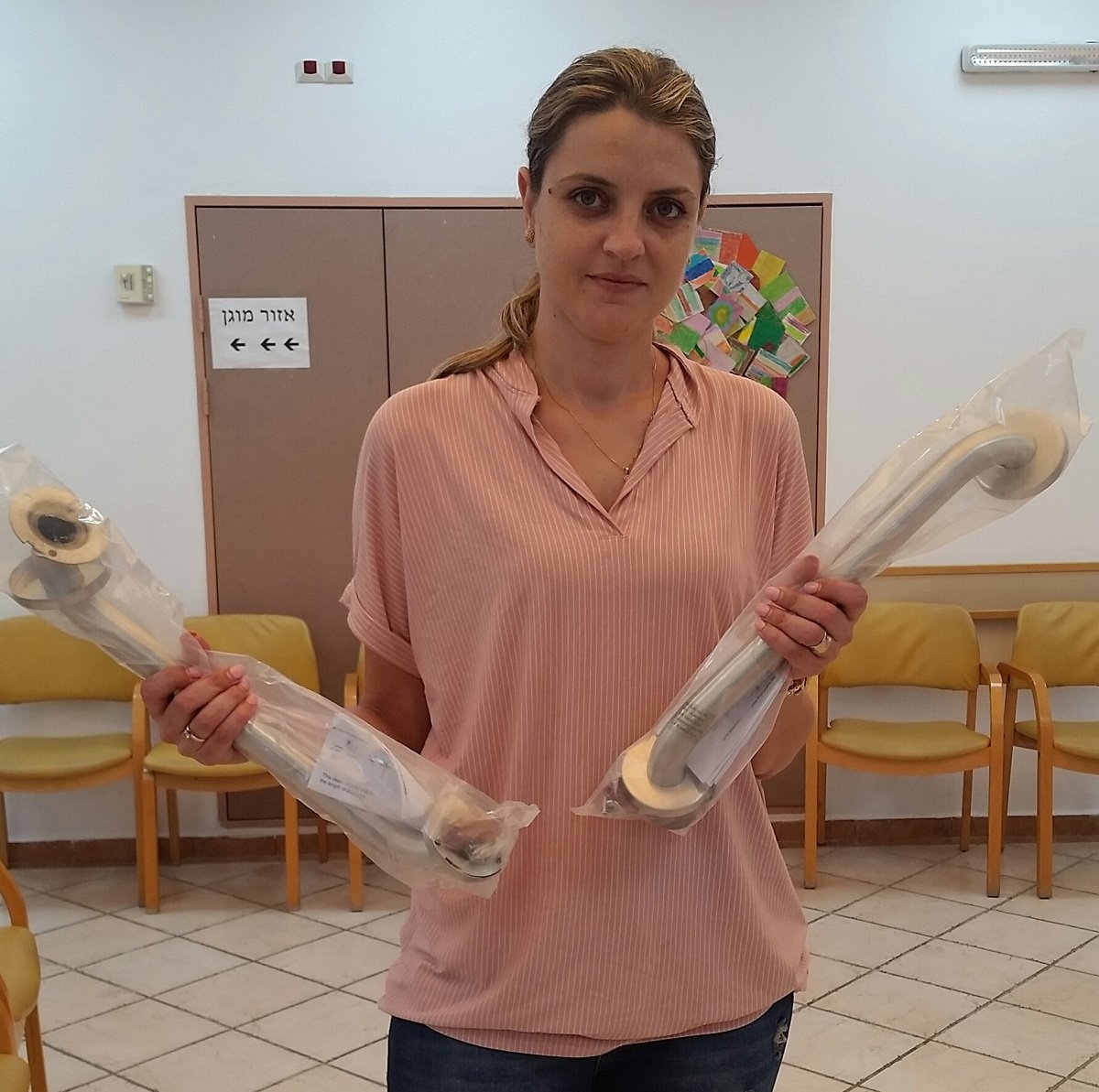 בצילום-אורנית, מנהלת קהילה תומכת במרכז יום חוף אשקלון עם מאחזי היד.