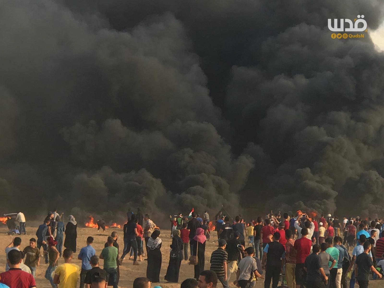 מתפרעים על הגדר