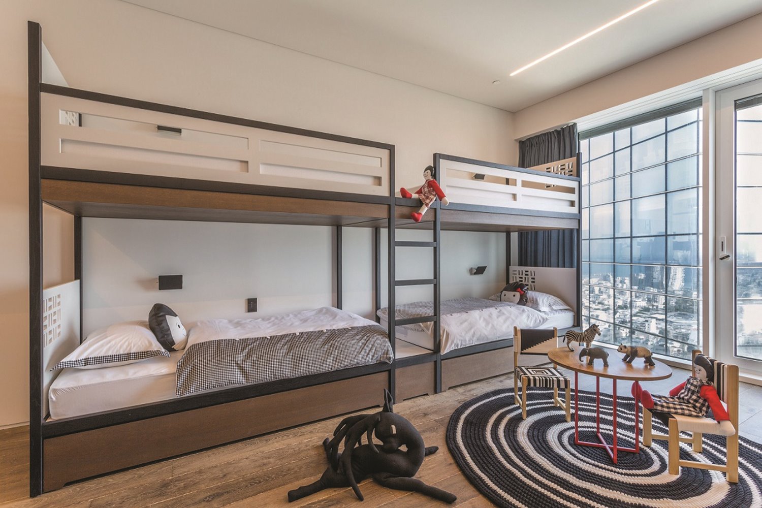 ארבעה ילדים חולקים חדר גדול. עיצוב פנים: שרית שני-חי, צילום: דודי מוסקוביץ