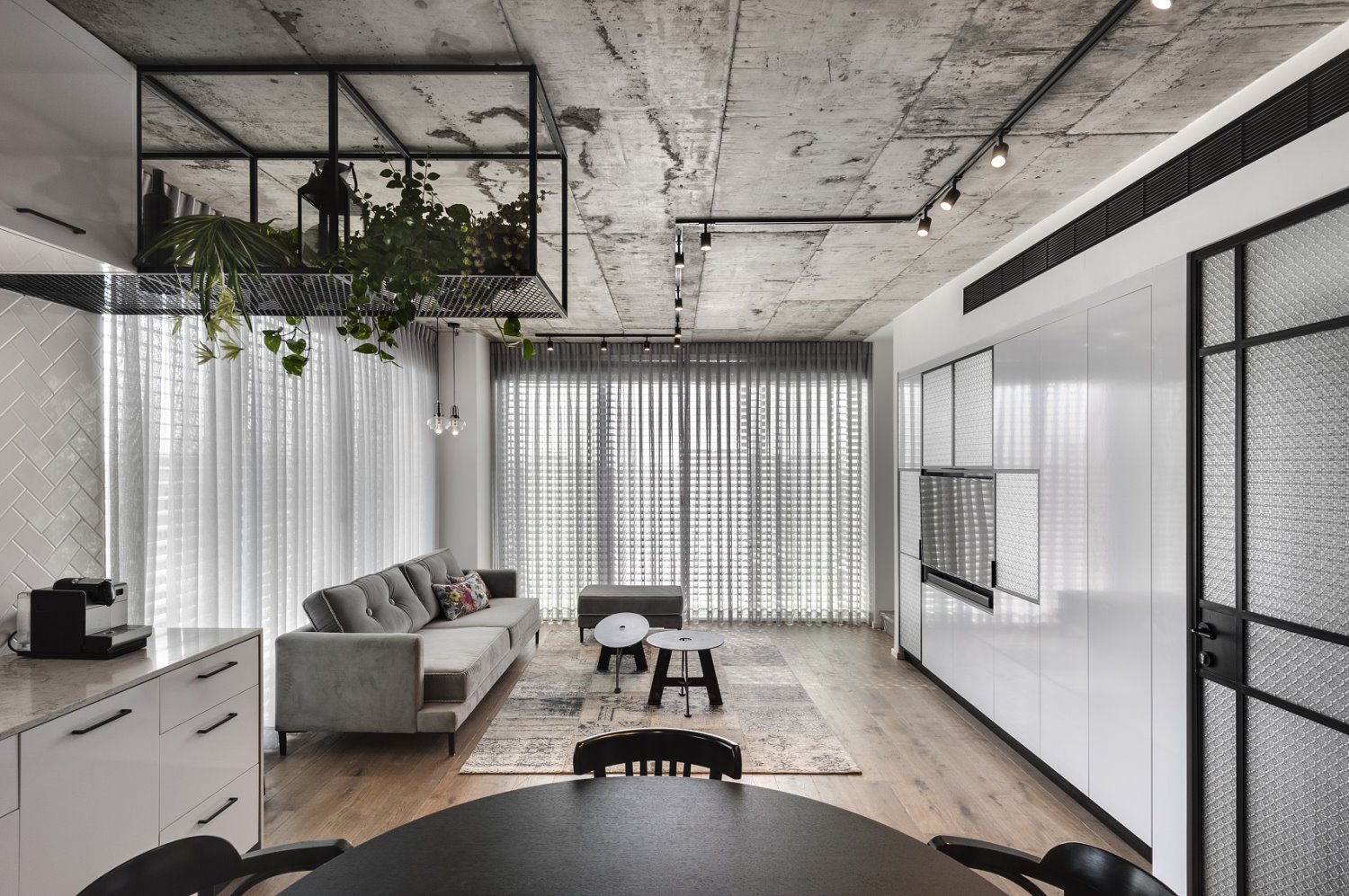 דירה במראה המחוספס. עיצוב: ניצן הורוביץ. צילום: עודד סמדר.