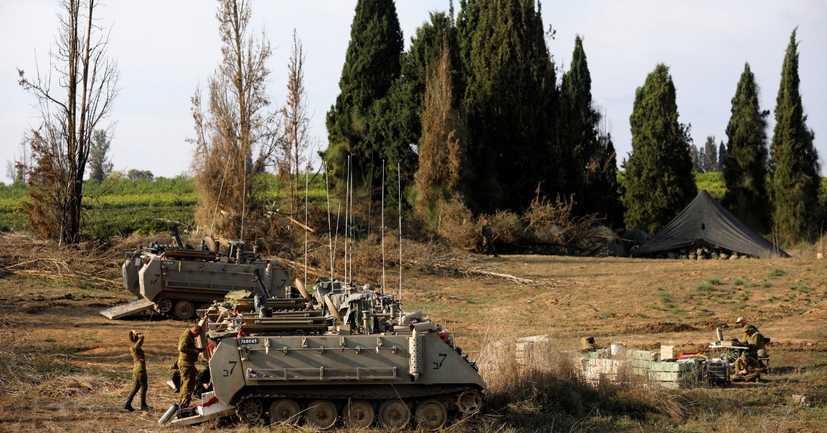 "לא מצב שמצריך פינוי". כוחות צה"ל בסמוך לגבול עם עזה, צילום: רויטרס