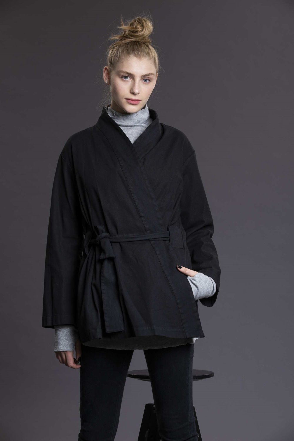 עליונית שחורה של המותג On'nanoko, 560 שקלים לפני הנחה. צילום: מיכאל טופיול