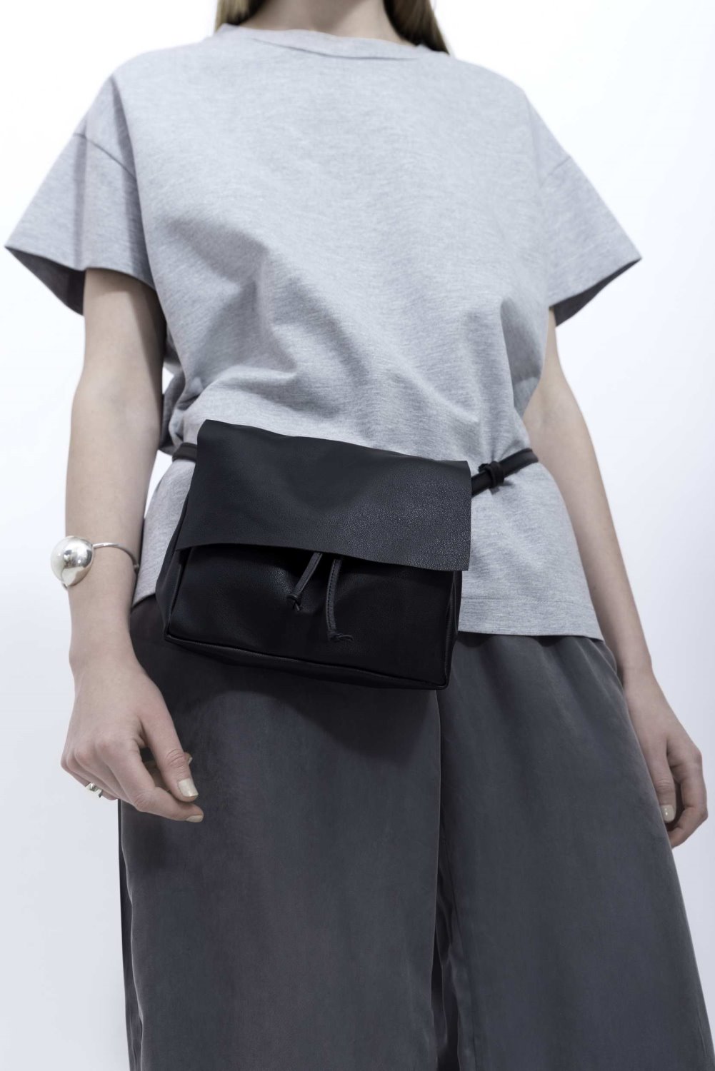 תיק צד ופאוץ' באחד, של טל ברושל. צילום: מיטל לב