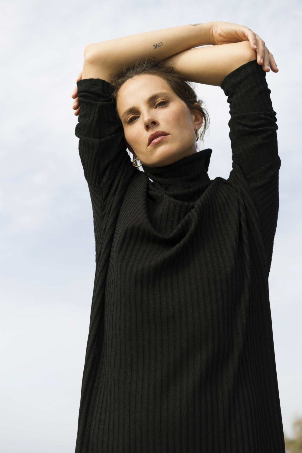 שמלת גולף שחורה של המותג Aya, 450 שקלים. צילום: גיא כושי ויריב פיין