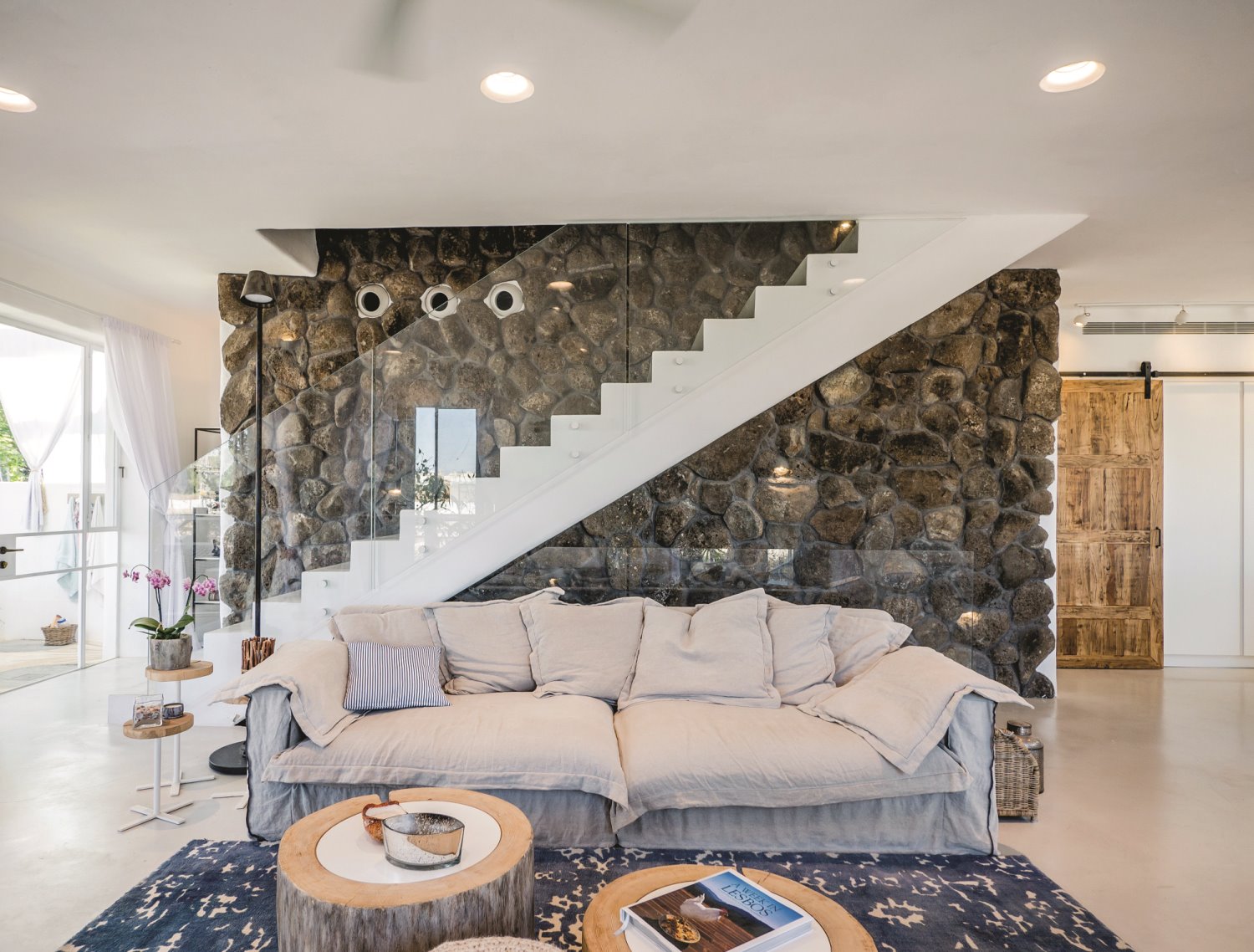 בית בסגנון יווני-ים תיכוני. ריהוט ואבזור: פנטהאוז רהיטים, תכנון ועיצוב: האדריכל נסטור סנדבנק.  צילום: איתי סיקולסקי