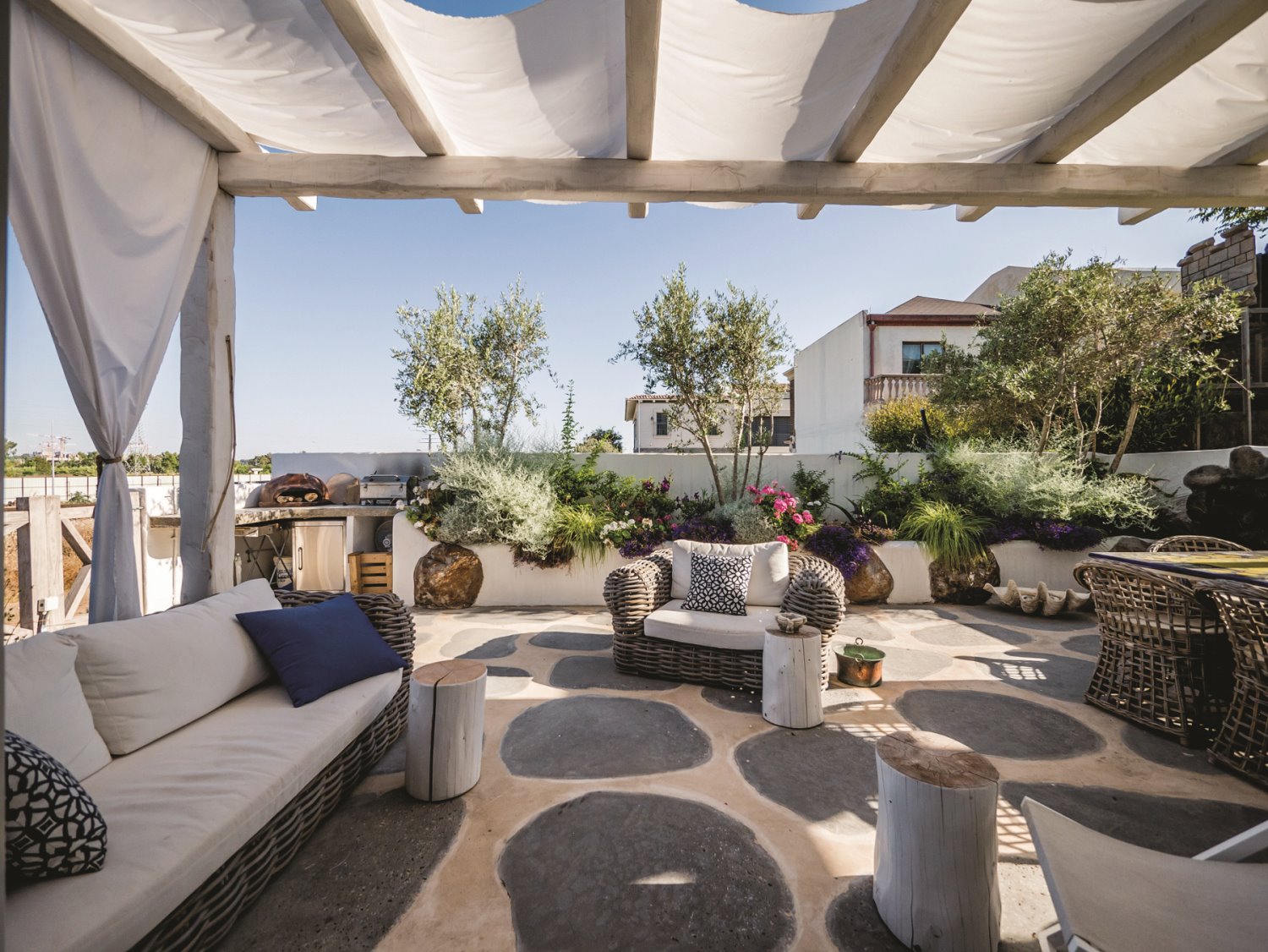 גינת בית מעוצבת בסגנון יווני-ים תיכוני, ריהוט ואבזור פנטהאוז רהיטים. אדריכל נסטור סנדבנק, צילום: איתי סיקולסקי