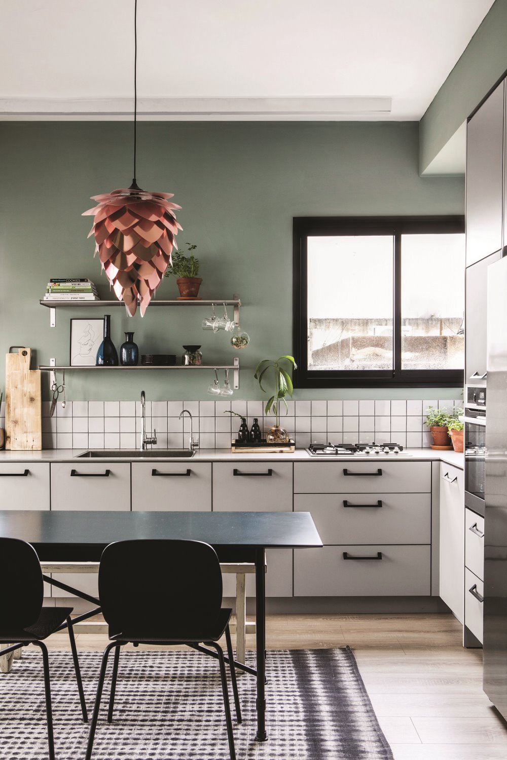 העיצוב ישראלי, ההשפעה נורדית. עיצוב פנים: ורד בונפיליולי. פרזול וידיות: דומיסיל. צילום: איתי בנית