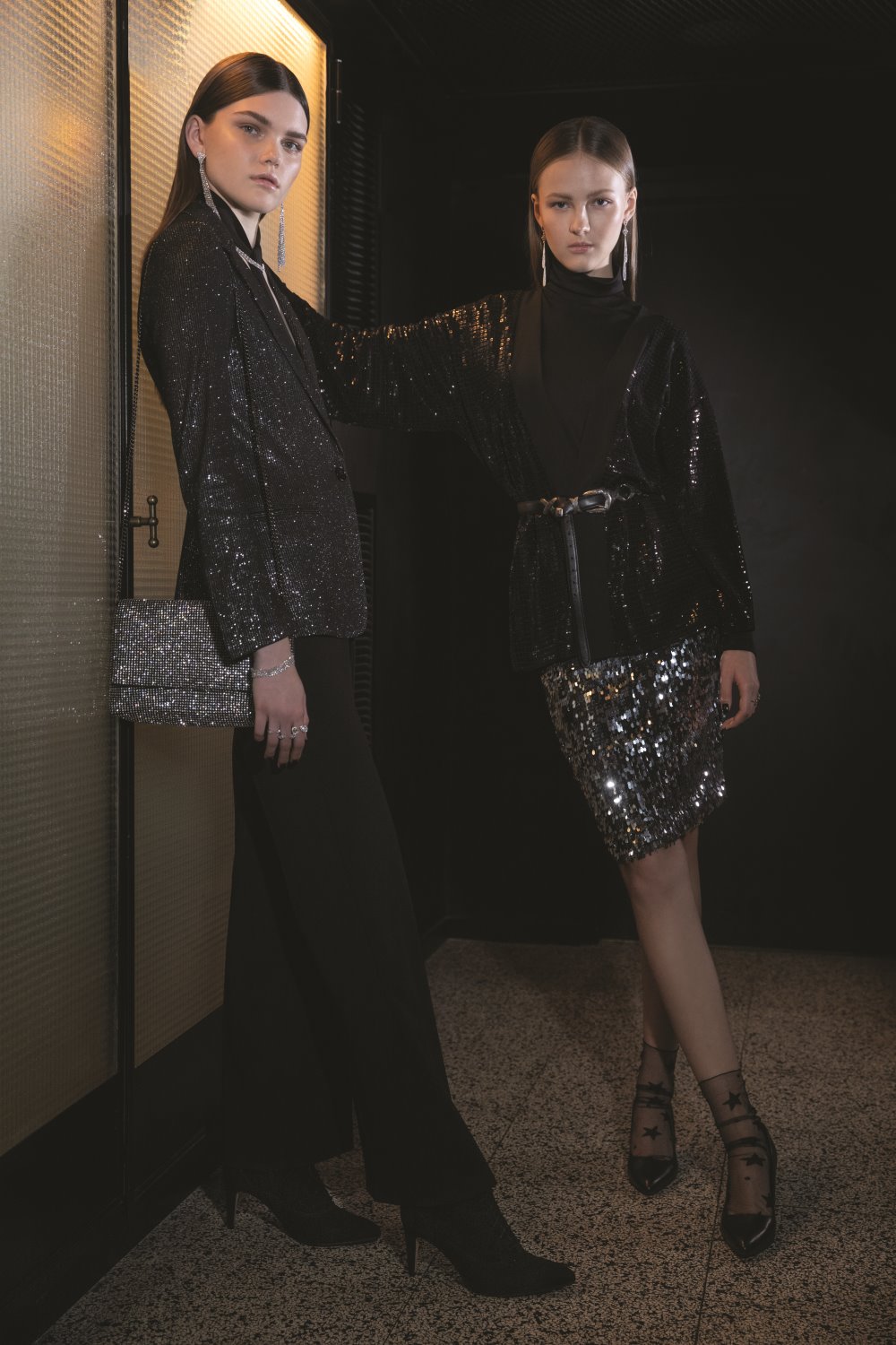 ויקה - ז'קט מטאלי: קסטרו. מחיר: 329 שקל. בגד גוף (שחור קטיפה): Bershka. מחיר: 69.90 שקל.  מכנסיים: דיסקרט. מחיר: 119.90 שקל. מגפונים: Clarks. מחיר: 649.90 שקל. טאשה - ז'קט (פייטים שחור): דיסקרט. מחיר: 199.90 שקל. גולף (שחור): קסטרו. מחיר: 99.90 שקל. חגורה: paul and bear. מחיר: 59.90 שקל. תיק: TOPSHOP. מחיר: 199 שקל. חצאית (פייטים): דיסקרט. מחיר: 199.90 שקל. גרביים: קסטרו. מחיר: 29.90 שקל. נעליים: Clarks. מחיר: 399.90 שקל. תכשיטים: Padani , זהב ויהלומים 18 קראט.