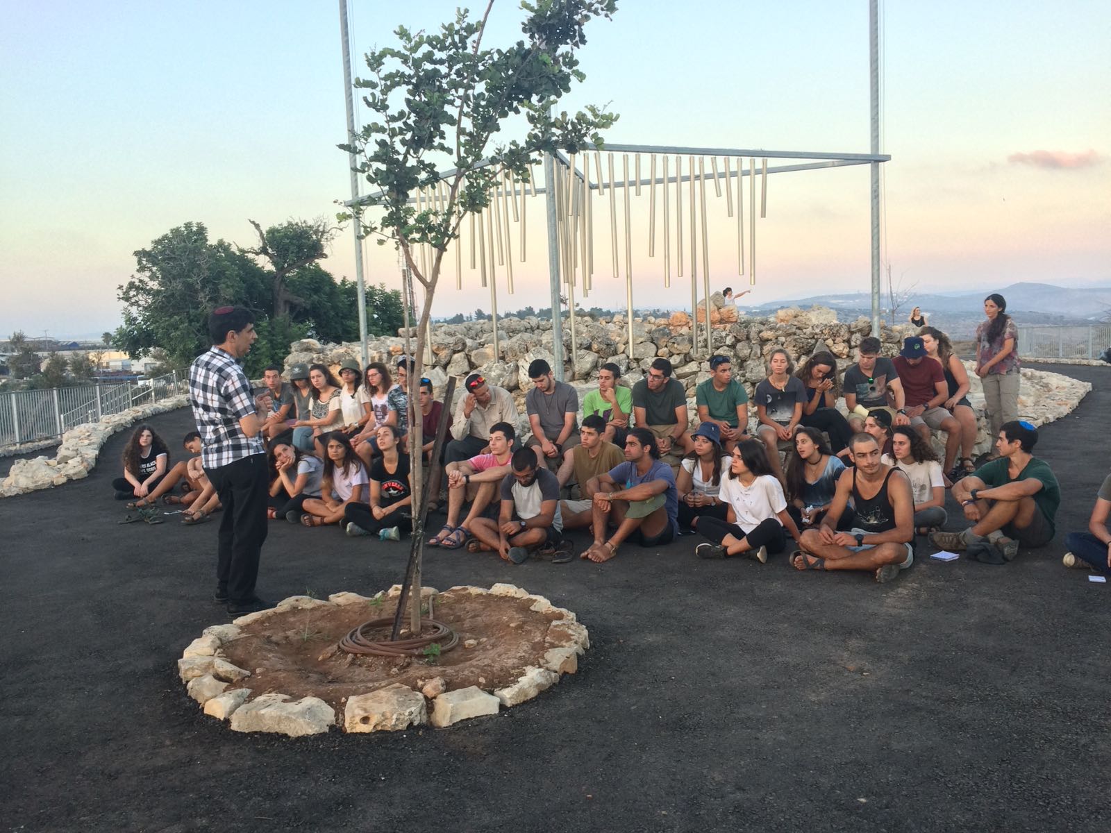 לא משאירים חיילים מאחור. שמחה גולדין עם החניכים, צילום: משרד הביטחון