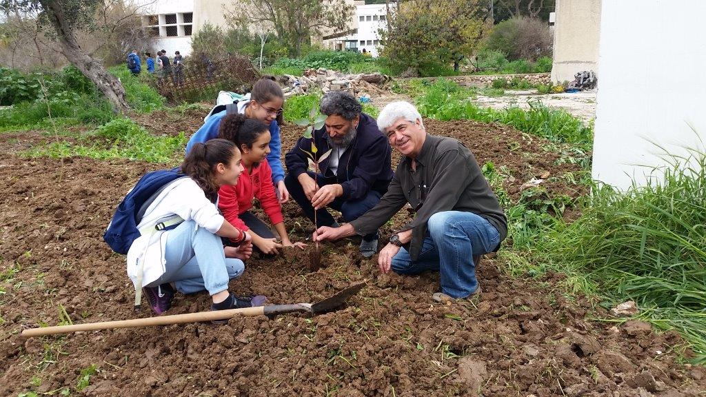 ראש מועצה אזורית חוף אשקלון ותלמידים נוטעים