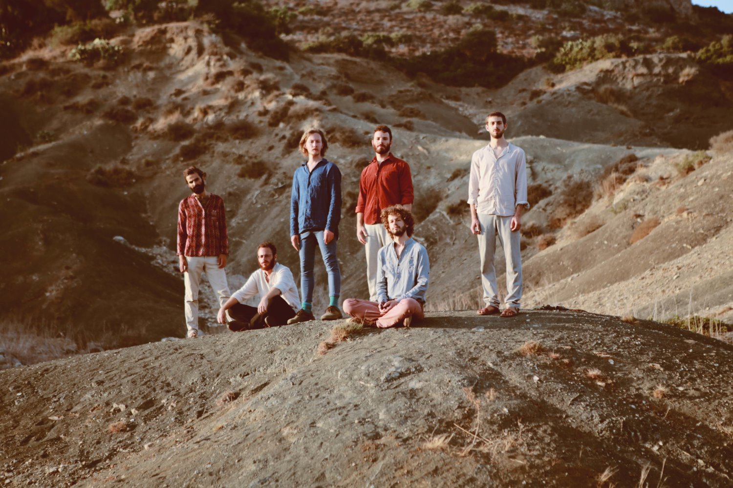 עוסקים בבלגאן שנקרא לחיות. היללה (ניתאי במרכז בכחול), צילום: רות לואר