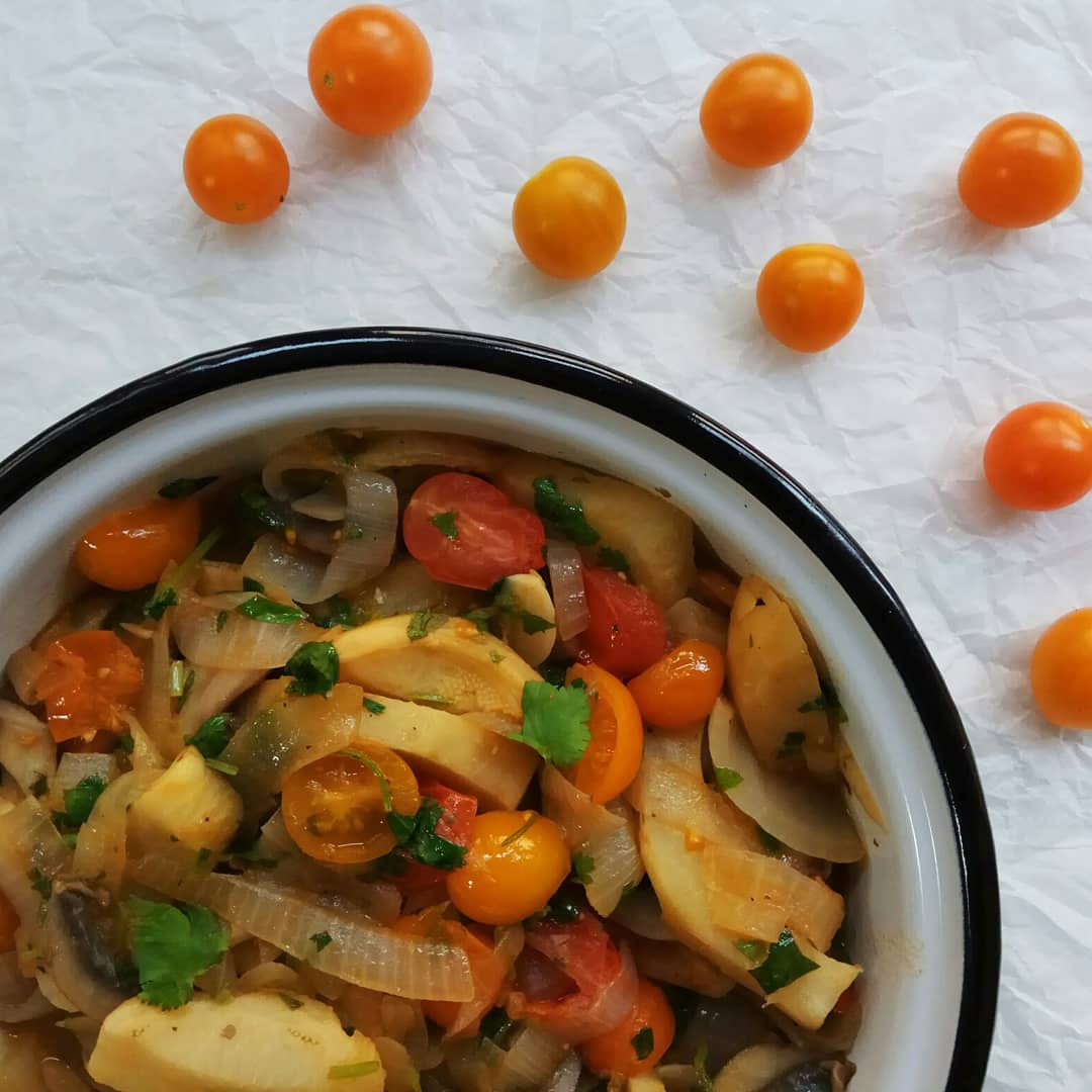 מחבת אביבית עם ארטישוק ופטריות. צילום: תום בעבור