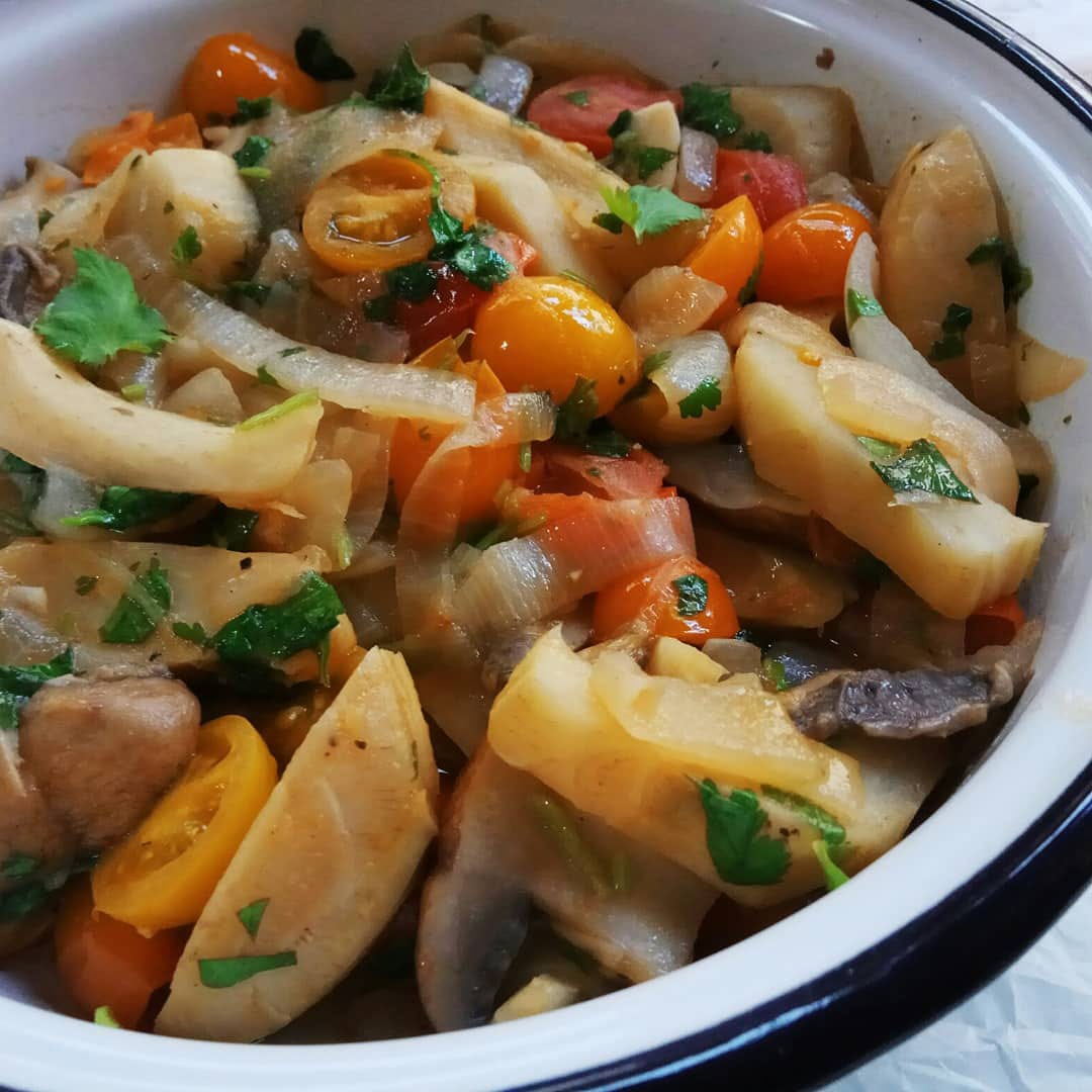 מחבת אביבית עם ארטישוק ופטריות. צילום: תום בעבור