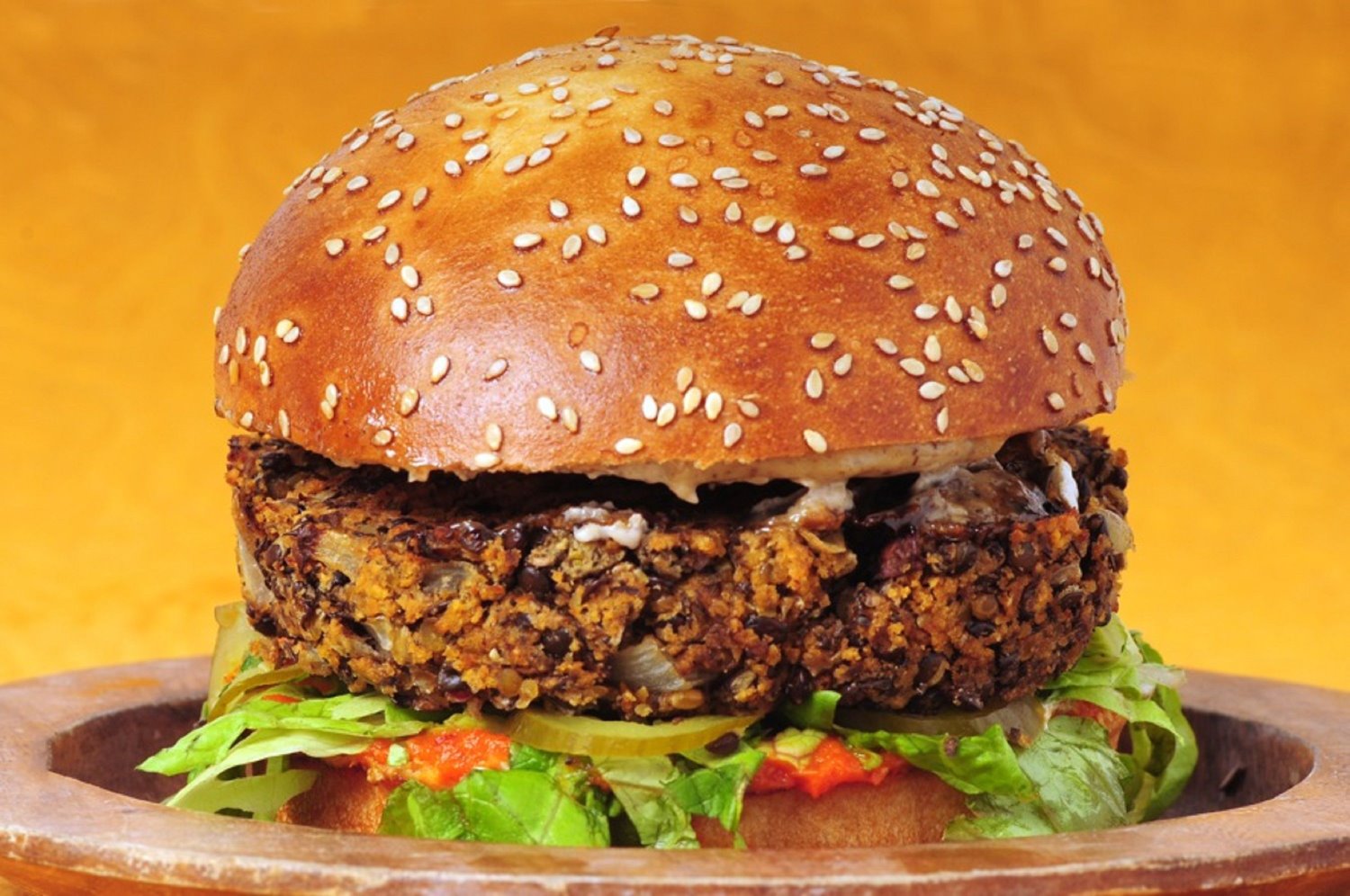 המבורגר פורטובלו ועדשים של NOON. צילום: שרית גילדנור