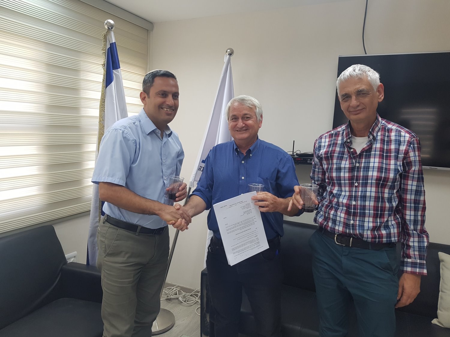 שותפות. משמאל: ראש עיריית שדרות אלון דוידי, שוסטר וגזבר שער הנגב שמעון קרן צבי, צילום: שער הנגב