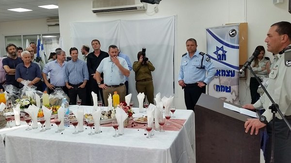 האלוף זמיר וראשי הרשויות - צילום יאיר הרוש