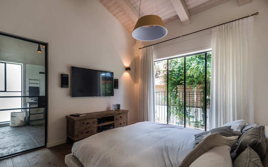 יחידת ההורים: ריצוף עץ חמים, עיצוב מוקפד ומפנק וקשרי עין ישירים עם הגינה. צילום: גלעד רדט