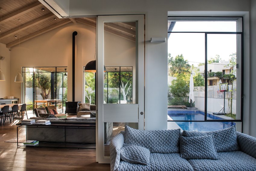 . חדר המשפחה כחלל גמיש המאפשר לצרפו כחלק בלתי נפרד מהמרחב הציבורי, או לסגור אותו לכדי אזור אינטימי נפרד. צילום: גלעד רדט