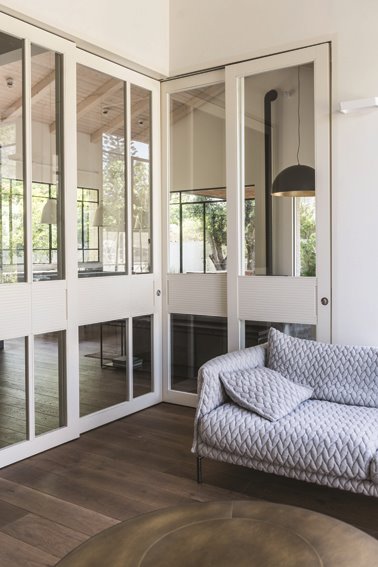 סגירת דלתות הזזה הופכת את חדר המשפחה לאזור נפרד. צילום: גלעד רדט