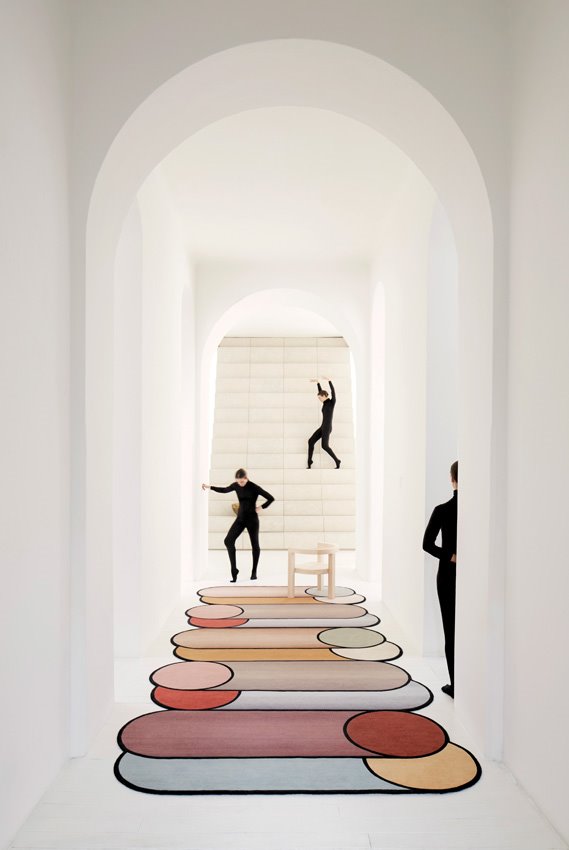 שטיח עבודת יד Rotazion — סיבובים, שעיצבה אורקיולה לחברת CC-Tapis. טולמנ'ס