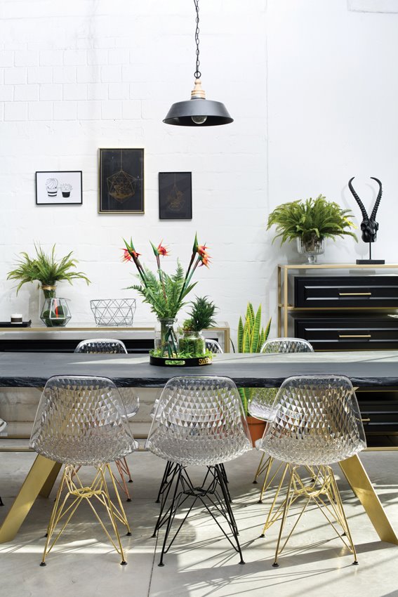 אם אתם ממש אוהבים את הטרנד הבוטני, אבל מתקשים לתחזק עציצים אמיתיים, תוכלו להשיג את המראה הירוק גם בעזרת צמחייה מלאכותית ואיכותית, להשיג ב- Contrast . צילום: בועז לביא, סטיילינג: קרן ברק