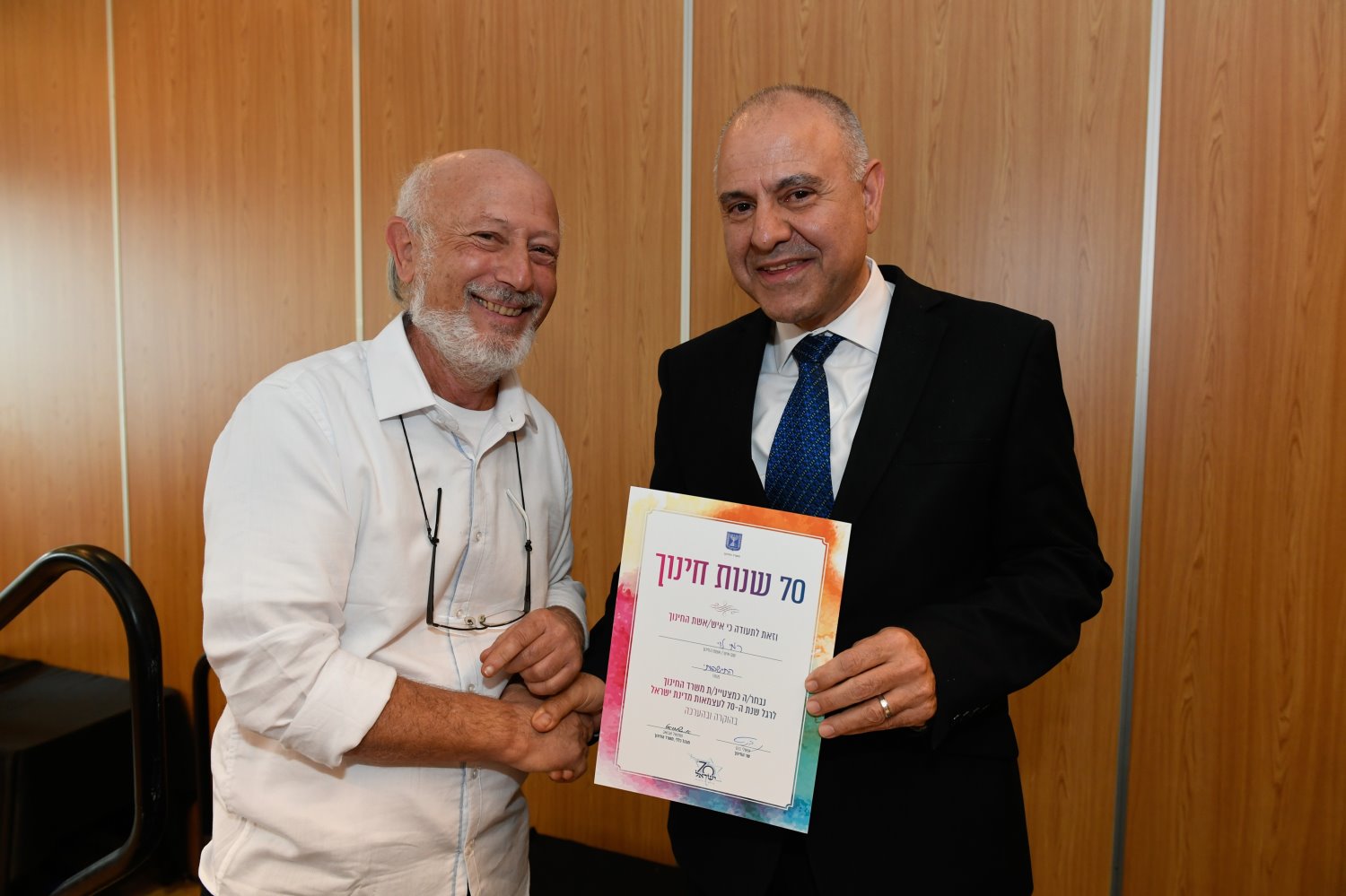 לחשוב מחוץ לקופסה. לוי במעמד קבלת האות עם מנכ"ל משרד החינוך שמואל אבואב, צילום: חורחה נובומינסקי