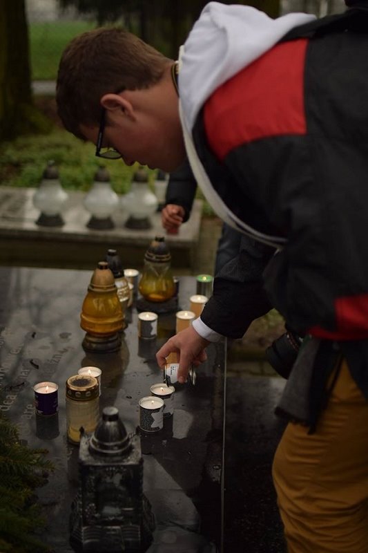 תלמידי מקיף ג' אשדוד במסע לפולין מדליקים נרות של "שם ונר"