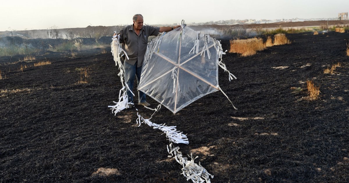 מקווים שיהיה בסדר. עפיפונים בשדות עוטף עזה, צילום: חיים הורנשטיין