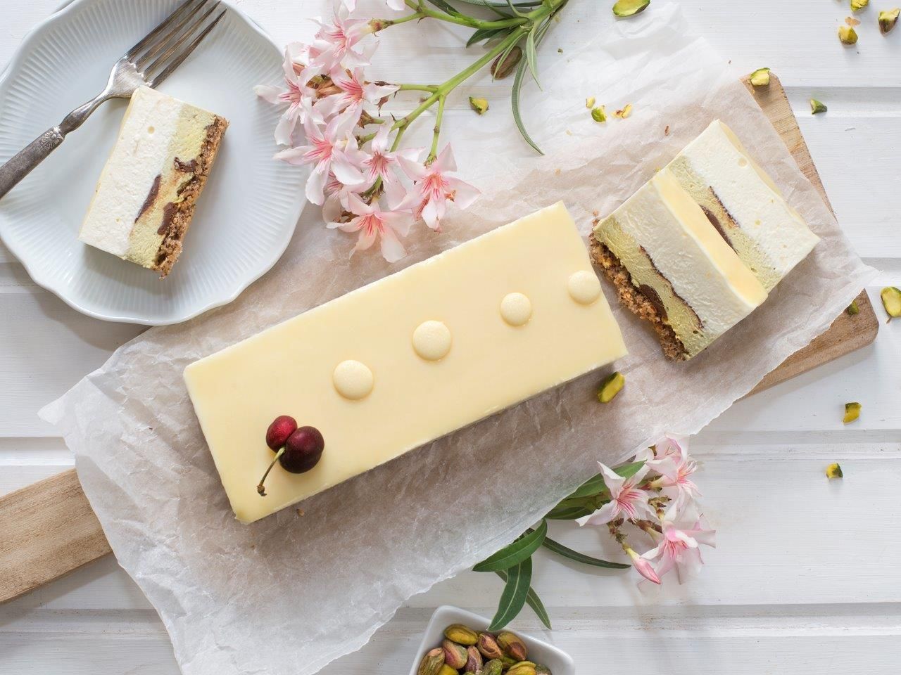 עוגת מוס גבינה עם שוקולד לבן ופיסטוק של ברמן. צילום: גלי איתן