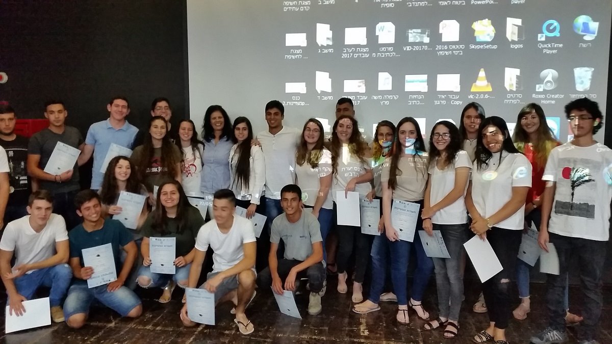 תלמידי שקמה המצטיינים עם המנהלת