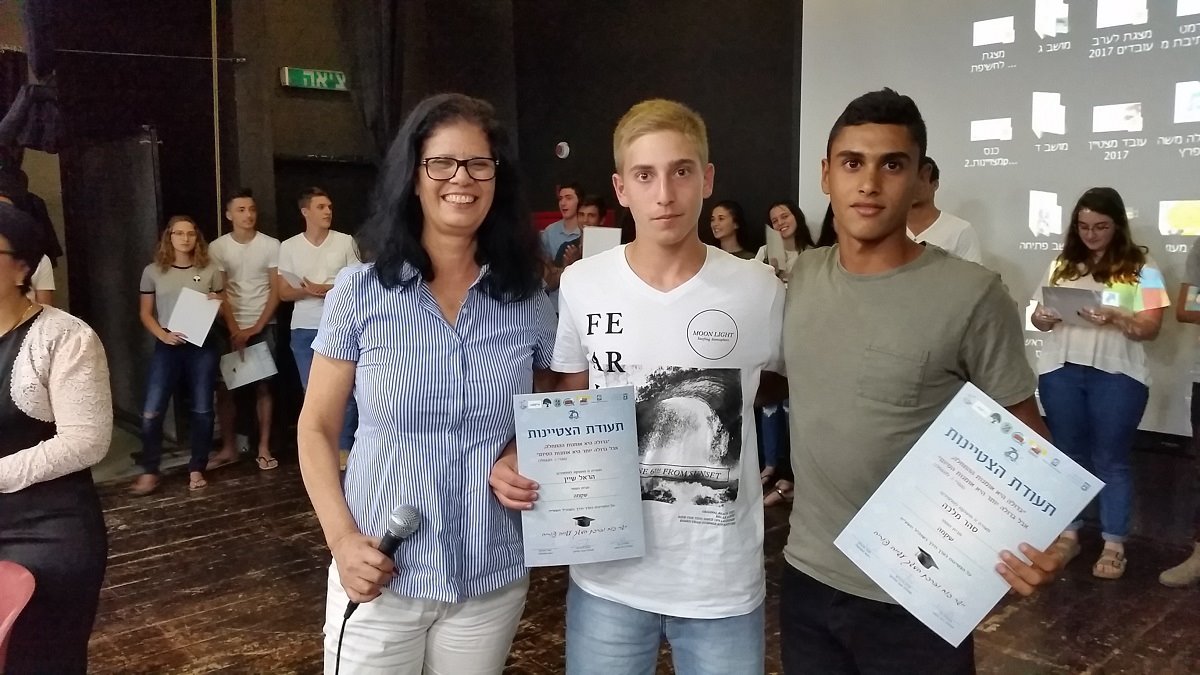 מנהלת שקמה עם שני תלמידים מצטיינים בספורט