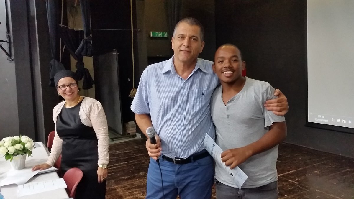 מנהל תיכון סילבר עם תלמיד מצטיין